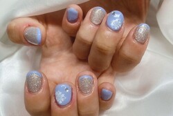 「ハンド 定額デザイン」鮮やかなブルーにキラキラのラメで夏らしさも出ます！ スキニーフレンチのような細めのラインで！