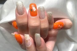 「ハンド 定額デザイン」明るいオレンジで夏らしさ抜群です！ シェルや金箔などが混ざったところがポイントです！