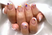「ハンド ミドルコース」お持ち込みでフレンチの上に様々なカラーと大きさでドットを描いております！ |Nail Salon Linda