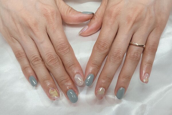 「ハンド 定額デザイン」シールを使ったネイルデザインです！ ワンカラーの色を変更して涼しげな印象に仕上がりました！|Nail Salon Linda