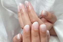 「ハンド グラデーション」ふんわりと白が指先から広がっている、可愛らしいグラデーションに仕上がりました！|Nail Salon Linda