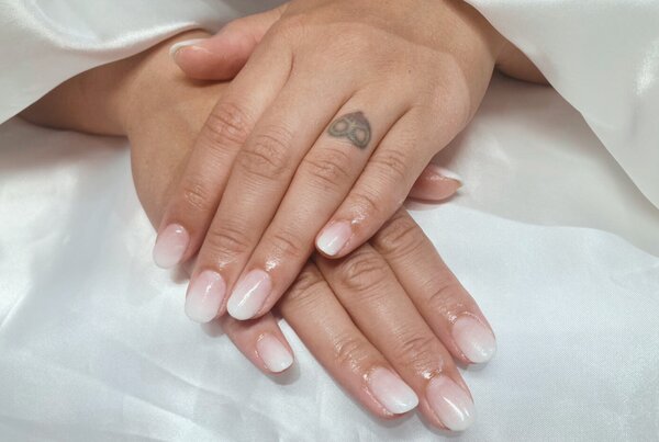 「ハンド グラデーション」ふんわりと白が指先から広がっている、可愛らしいグラデーションに仕上がりました！|Nail Salon Linda