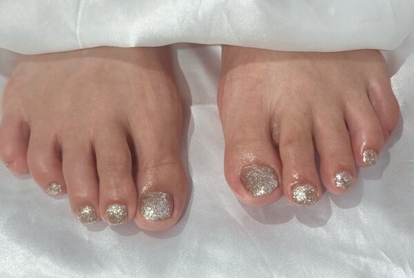 「フット ラメ・ワンカラー」ラメをぎっちり詰めたキラキラした夏にぴったりなネイルに仕上がりました！|Nail Salon Linda