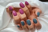 「ハンド ワンカラー」どちらもはっきりとしたカラーで、夏にもぴったりな色味です！|Nail Salon Linda