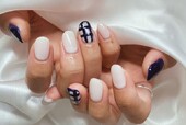 「ハンド 定額デザイン」薬指のチェック風な柄がポイントです！ 柔らかい白色と濃いめのネイビーではっきり差が出て可愛いです|Nail Salon Linda