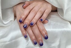 「ハンド グラデーション」ネイビーカラーのグラデーションで「指先が夜空みたい」とお客様から感想頂きました！|Nail Salon Linda
