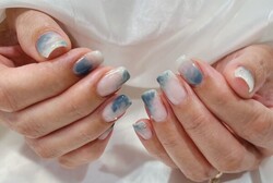 「ハンド 定額デザイン」ニュアンスデザインのお色味変更です ブルーグリーンのカラーが夏っぽく際立ちます！|Nail Salon Linda