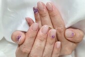「ハンド 定額デザイン」ヌードカラーに紫のお花のシールが際立ってとても素敵なネイルデザインに仕上がりました!|Nail Salon Linda