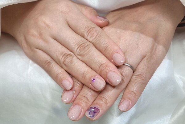 「ハンド 定額デザイン」ヌードカラーに紫のお花のシールが際立ってとても素敵なネイルデザインに仕上がりました!|Nail Salon Linda