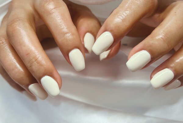 「ハンド ワンカラー」日焼け肌に似合うオフホワイトのワンカラー！ 夏ネイル♡|Nail Salon Linda