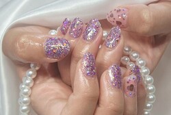 「ハンド フラッシュ・ワンカラー」ギラギラキラキラのピンク×紫グリッターネイル！ ぎっしりラメが煌びやかに光に反射します|Nail Salon Linda