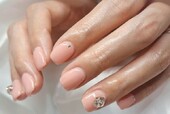 「ハンド 定額デザイン」サーモンピンクで可愛いネイルを上品キラキラに！|Nail Salon Linda