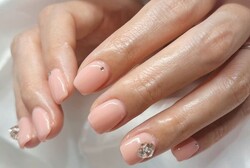 「ハンド 定額デザイン」サーモンピンクで可愛いネイルを上品キラキラに！|Nail Salon Linda