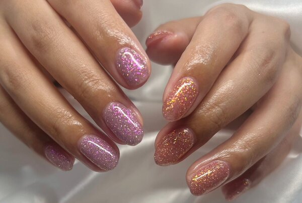 「ハンド フラッシュ・ワンカラー」フラッシュグリッターを2色づかいで可愛いをギュっ！|Nail Salon Linda