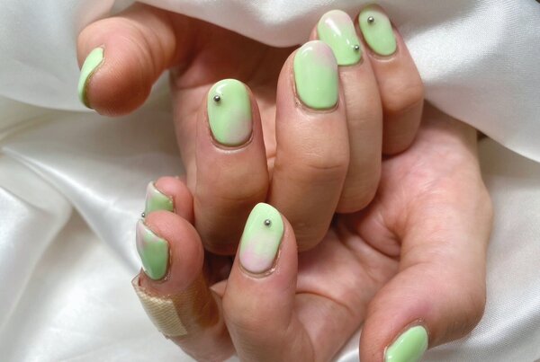 「ハンド 定額デザイン」パステルグリーンに変更しピンクを薄めに淡くいれています！ 夏らしさと自分らしさの組み合わせ！|Nail Salon Linda