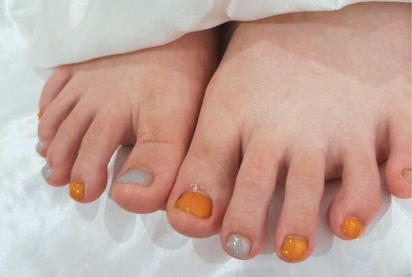 「フット ワンカラー」2色使いで一気に夏カラーに！ ブルーのラメとパキッとオレンジが可愛い♪|Nail Salon Linda