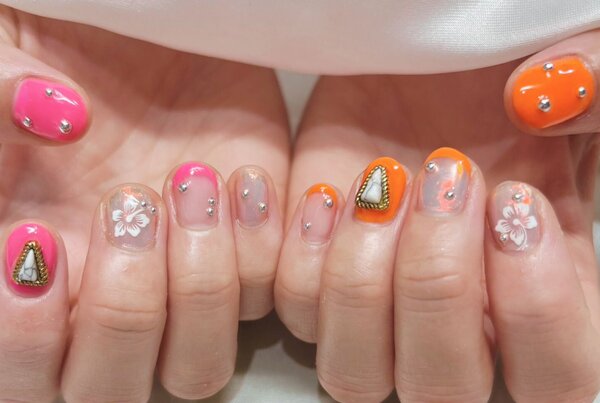 「ハンド ミドルコース」 ビビットカラーで夏本番ネイル！ パーツとお花がアクセントで素敵です^ ^|Nail Salon Linda