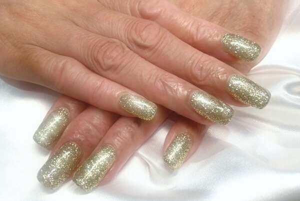 「ハンド ワンカラー」ゴールドのラメで10本キラキラ輝いていてとても美しいです！|Nail Salon Linda