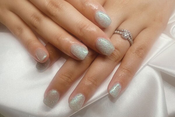 「ハンド フラッシュ・ワンカラー」エメラルドグリーンの色味の中に青に光るラメが入っていてとても可愛いです！！ |Nail Salon Linda