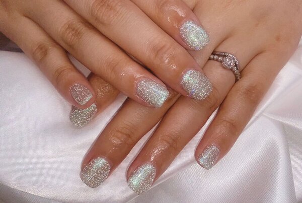 「ハンド フラッシュ・ワンカラー」エメラルドグリーンの色味の中に青に光るラメが入っていてとても可愛いです！！ |Nail Salon Linda