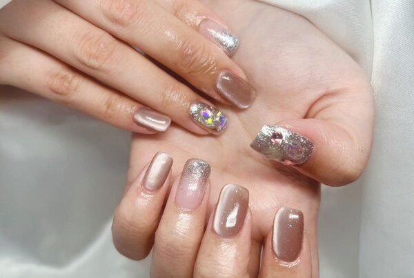 「ハンド ライトコース」ライトコースを好みの色にチェンジ！ 繊細ラメと奥行きマグネットが爪先を綺麗に見せてくれます|Nail Salon Linda