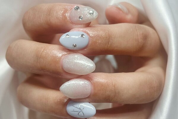 「ハンド 定額デザイン」定額ネイルの色変えverです！ パステルブルーで上品に涼しげなネイルです|Nail Salon Linda