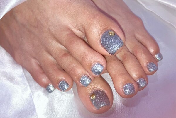 「フット フラッシュ・ワンカラー」ブルーカラーのフラッシュネイルで、夏の海を感じる素敵なネイルに仕上がりました|Nail Salon Linda