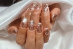 「ハンド ワンカラー」こちらのラメは大粒のホロがざくざくと入っているのでキラキラ感が強く明るい印象になります！