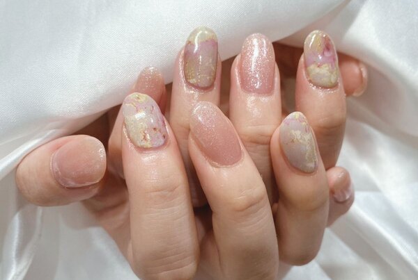 「ハンド 定額デザイン」大理石のような部分がポイントのデザインです！ よく見ると様々な色味が入っているます！|Nail Salon Linda