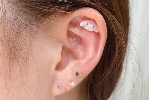 「耳ツボ ジュエリー」大きめのパーツと他はシンプルめなパーツで仕上げております！眼精疲労や肩こりなどお悩み相談下さい！|Nail Salon Linda