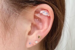 「耳ツボ ジュエリー」大きめのパーツと他はシンプルめなパーツで仕上げております！眼精疲労や肩こりなどお悩み相談下さい！