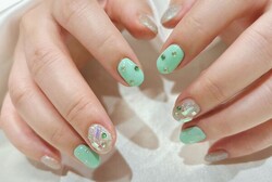 「ハンド ライトコース」推しカラーに合わせてお色味変更しました！ フラッシュカラーもお似合いです^ ^|Nail Salon Linda