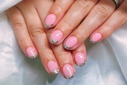 「ハンド グラス・フレンチワンカラー」ピンクガラスフレンチを華やかに可愛らしく♡|Nail Salon Linda
