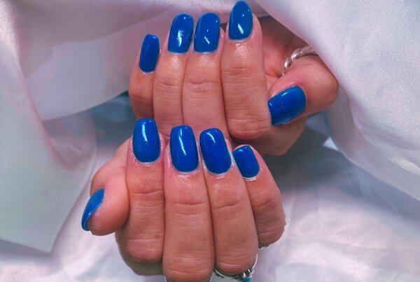 「ハンド ワンカラー」ワンカラーでネオンのブルーカラーにしました！ 色をパッキっと出したい方にはおすすめのネイルです|Nail Salon Linda