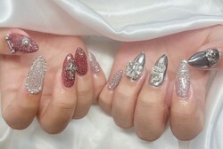 「ハンド ミドルコース」持ち込み画像です。 お持ち込みのパーツがある場合はご相談下さい。 ほぼ自爪でメタリックキラキラ!|Nail Salon Linda