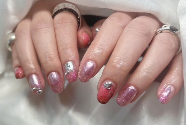 「ハンド ミドルコース」持ち込み画像です ミラーネイルやフラッシュネイルをふんだんに使用したアートネイルです！|Nail Salon Linda