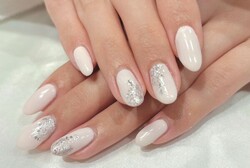 「ハンド 定額デザイン」ピンク味のあるホワイトは夏も大人気です！|Nail Salon Linda