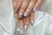 「ハンド ミドルコース」メタリックにスキニーフレンチ! 夏に人気よシルバーミラーです|Nail Salon Linda