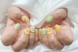 「ハンド ミドルコース」果汁ネイルを凹凸控えめ気味に！ ジューシィでキャンディのような夏ネイルに|Nail Salon Linda