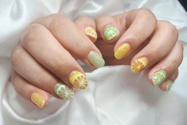 「ハンド ミドルコース」果汁ネイルを凹凸控えめ気味に！ ジューシィでキャンディのような夏ネイルに|Nail Salon Linda