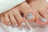「フット ワンカラー」シルバーのラメにホロを追加しています^ ^ キラキラで夏本番にとても映えます！|Nail Salon Linda