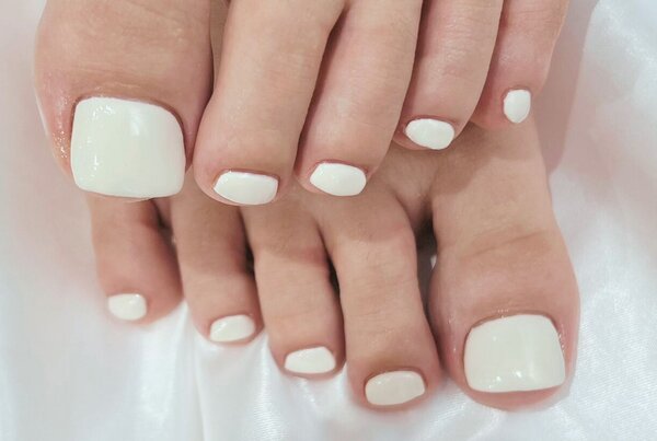 「フット ワンカラー」爪形成は+¥1500でできます。 しっかりとケアし、カドを作ることでより美しい仕上がりになります！|Nail Salon Linda