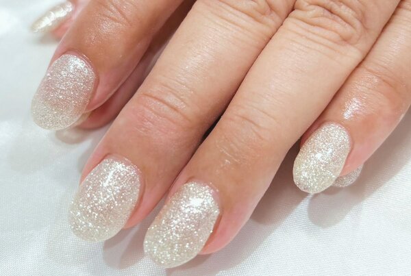 「ハンド ワンカラー」ゴールドのラメで大人っぽい華やかさが素敵です！|Nail Salon Linda