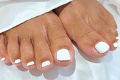 「フット ワンカラー」日焼けした肌にホワイトがとっても映えます！|Nail Salon Linda