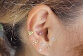 「耳ツボ ジュエリー」シンプルなものから大きめパーツまで、お楽しみいただけます^ ^|Nail Salon Linda