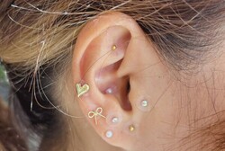 「耳ツボ ジュエリー」シンプルなものから大きめパーツまで、お楽しみいただけます^ ^