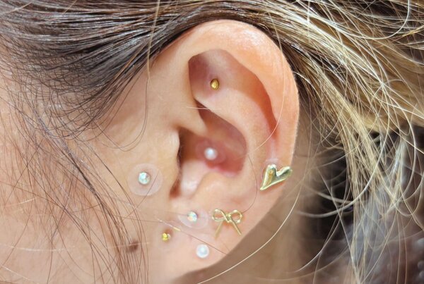 「耳ツボ ジュエリー」シンプルなものから大きめパーツまで、お楽しみいただけます^ ^|Nail Salon Linda