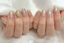 「ハンド 定額デザイン」ゴールドラメが夏感全開です！ 貝のパーツがポイントです^ ^