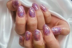 「ハンド ワンカラー」ピンクのホロがザクザクラメカラーです！とてもギラギラ輝いているので夏にぴったりです！