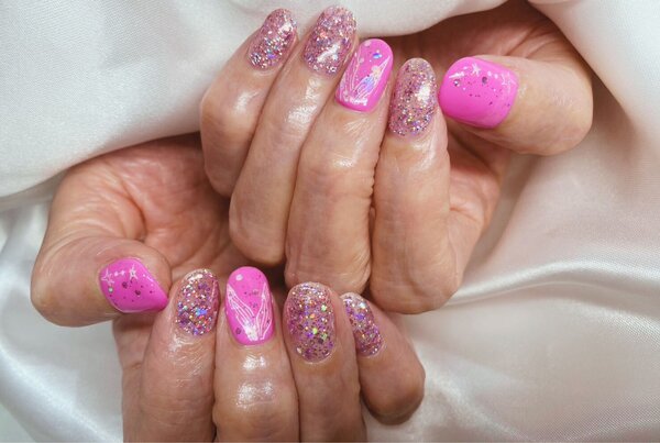 「ハンド 定額デザイン」カラーチェンジで明るいピンクに変更しています！今の季節は全体的に明るめカラーが人気！|Nail Salon Linda